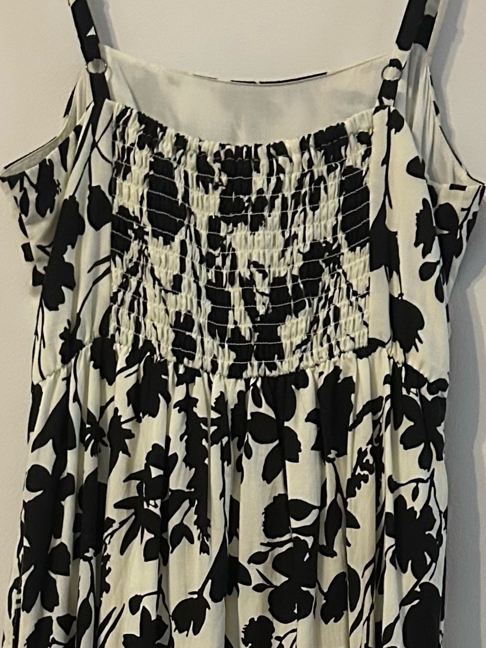 Evereve ‘Florence’ Black and Cream Floral Cotton Poplin Midi Dress with Pockets - Picture 5 of 8